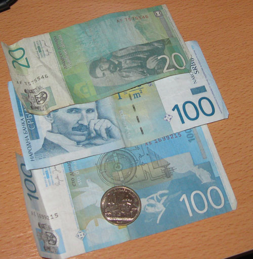 Parece dinero de Monopoly, pero al cambio son 2,30 euros
